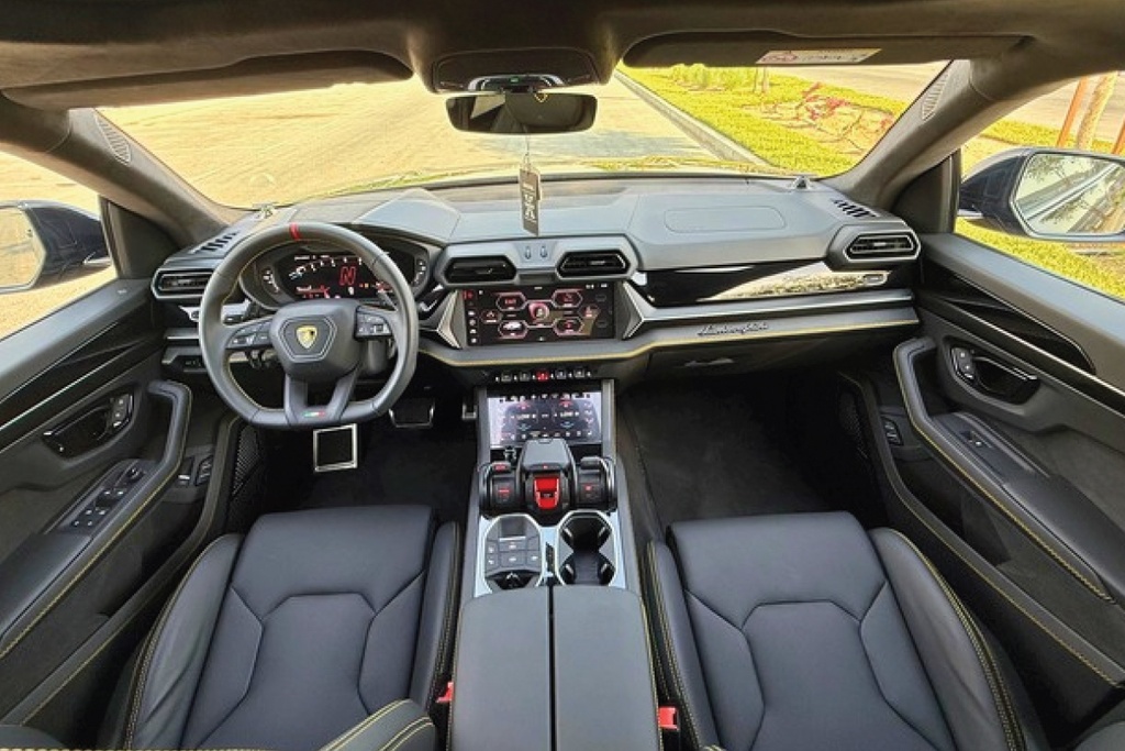 Lamborghini Urus Black 2024