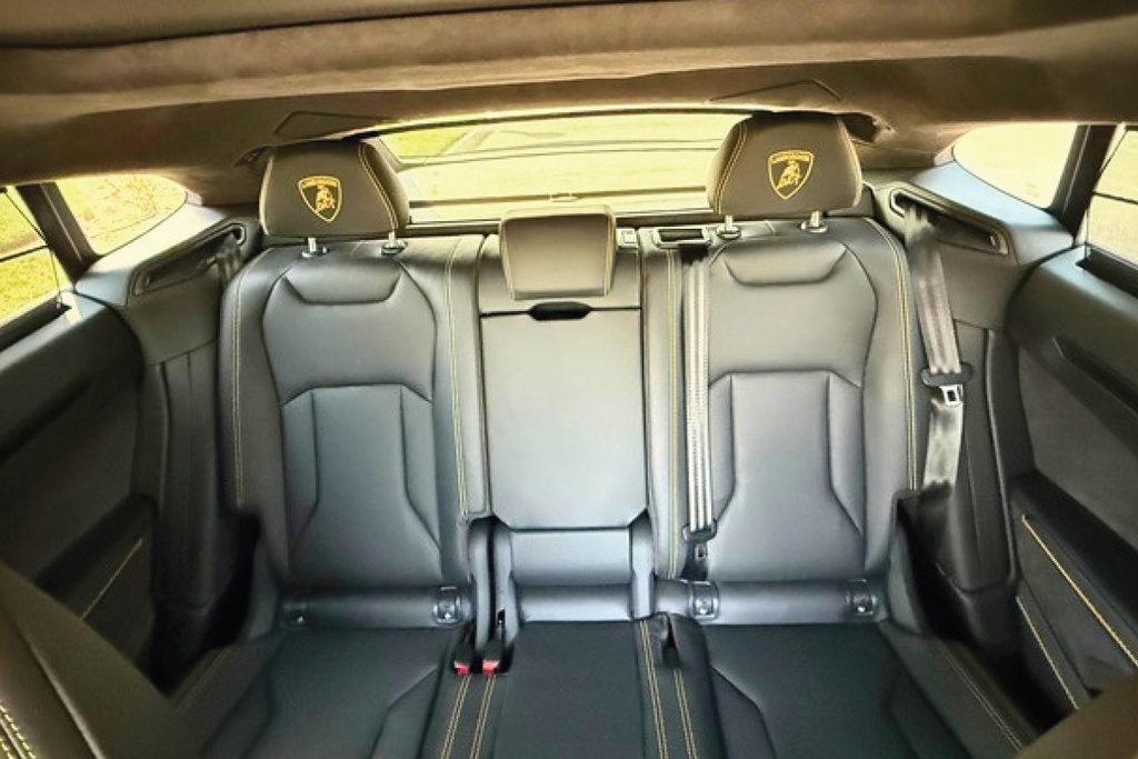 Lamborghini Urus Black 2024